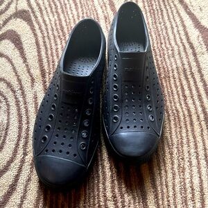 Native Jefferson Classic Slip on all black W9 M7